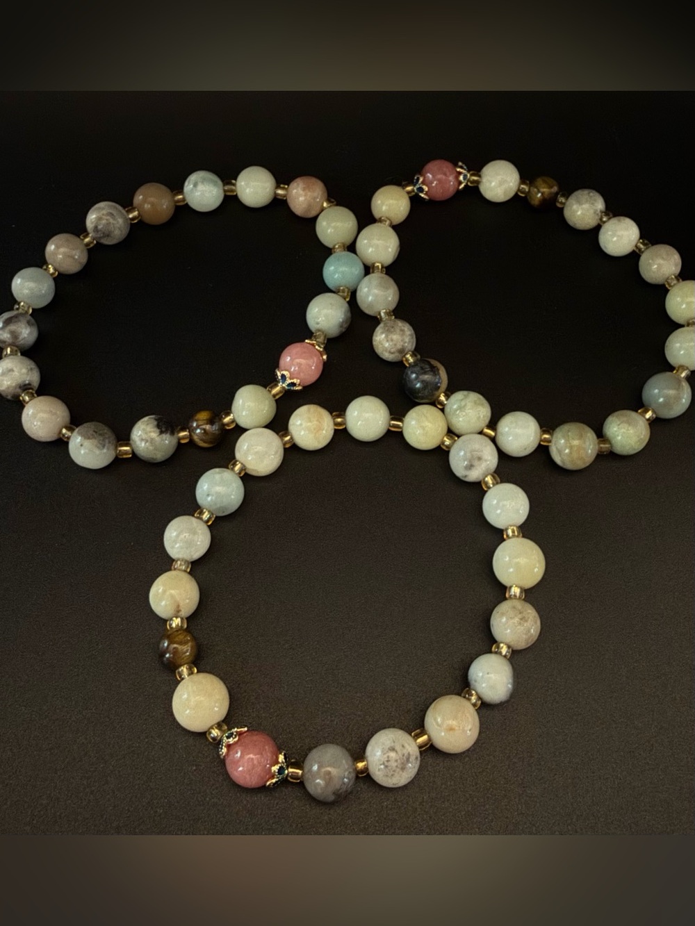 Natural stone colors - Glass Beaded Stretch Bracelet with gold-tone spacers - Picture 4 of 5